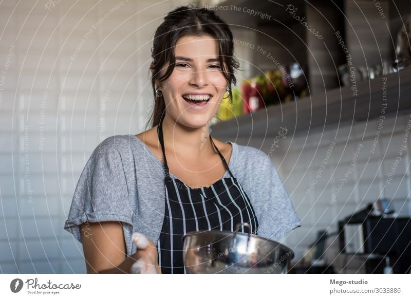 Kochende Frau in der Küche Gemüse Abendessen Vegetarische Ernährung Diät Pfanne Lifestyle Glück schön Freizeit & Hobby Haus Tisch Mensch Erwachsene Lächeln