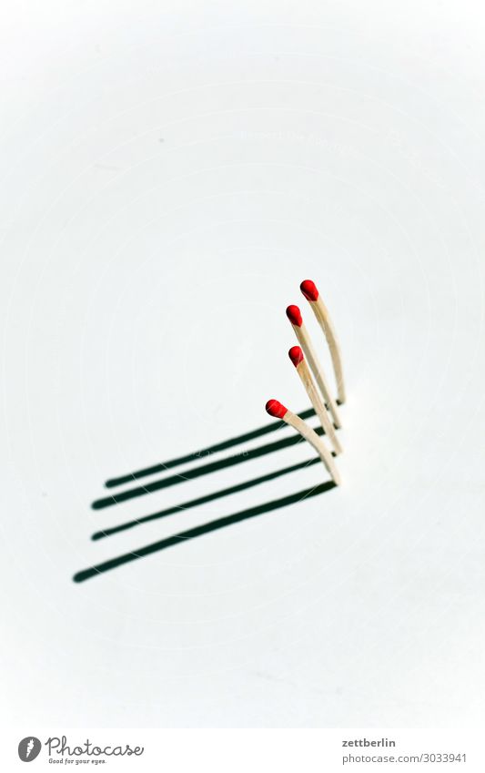 Streichhölzer Streichholz Holz stehen vertikal 4 Licht Schatten Menschenleer Textfreiraum Vogelperspektive Neigung Ecke