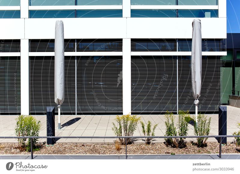 Anonymer Neubau Büro Fenster Schaufenster Menschenleer ausdruckslos Haus Textfreiraum Sonnenschirm geschlossen Beton neutral steril Jalousie Wetterschutz Wärme
