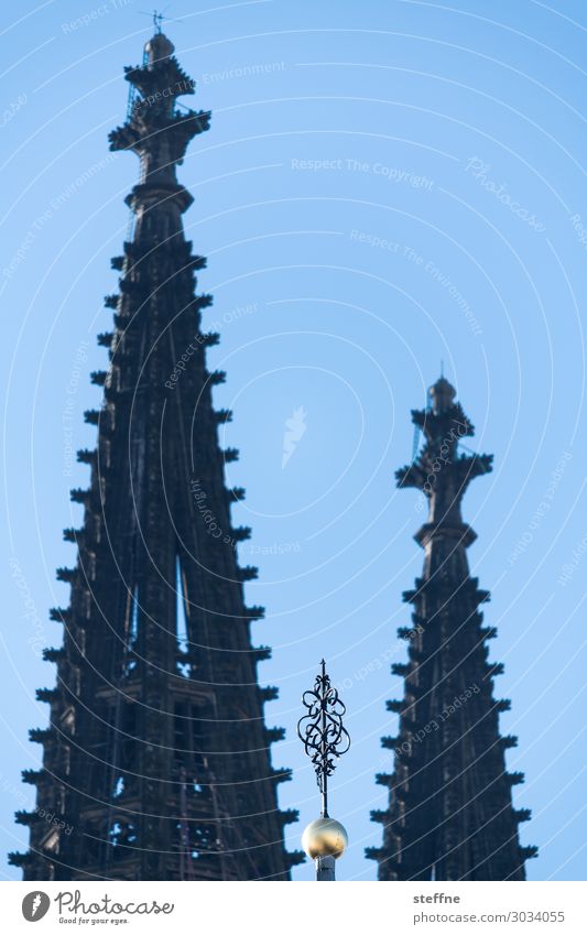 Around the World: Köln Wolkenloser Himmel Schönes Wetter Kirche Dom Sehenswürdigkeit Wahrzeichen Religion & Glaube Kölner Dom Turmspitze Gotik Farbfoto