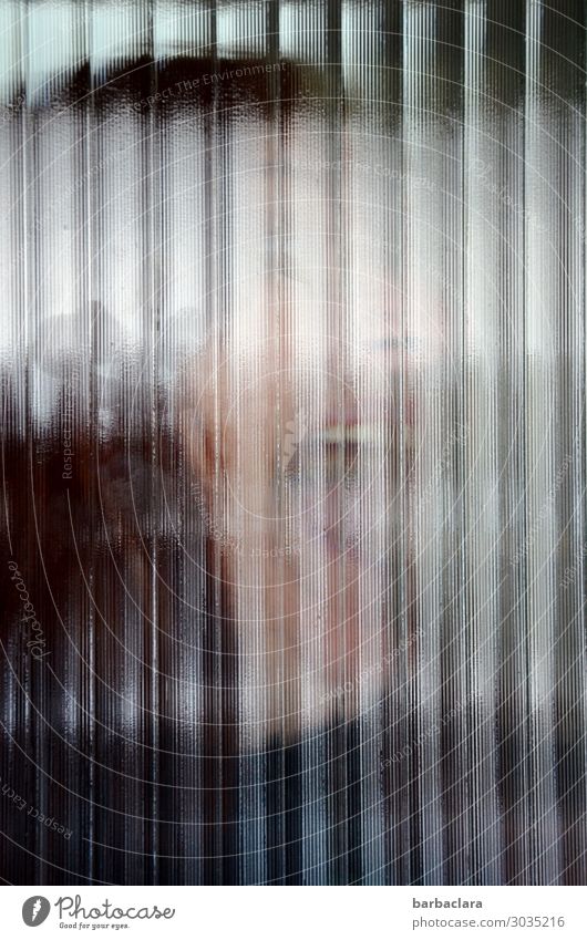 unscharf | Horror feminin Frau Erwachsene 1 Mensch Fenster Tür Glas Linie schreien bedrohlich gruselig Gefühle Angst Verzweiflung skurril Farbfoto