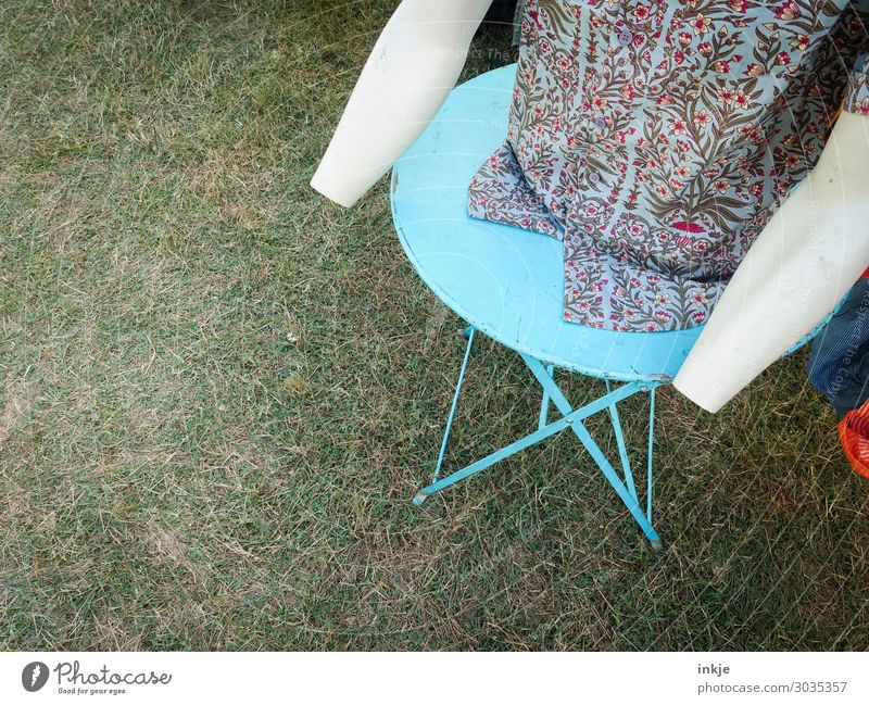 Aua kaufen Stil Sommer Gras Menschenleer Marktstand Bekleidung Hemd Schaufensterpuppe Tisch authentisch lustig bizarr skurril Irritation fehlen deplatziert