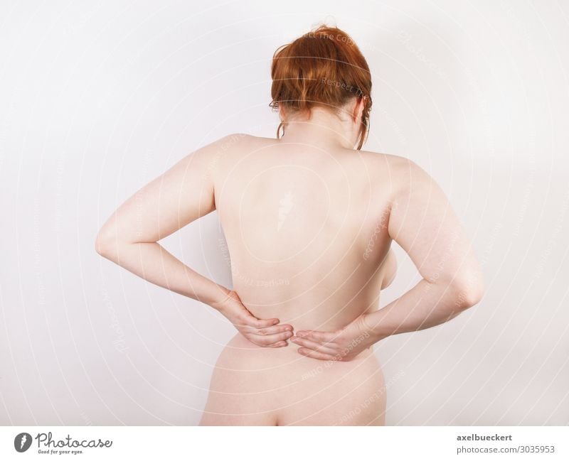 Frau mit Rückenschmerzen Gesundheit Gesundheitswesen Krankheit Massage Junge Frau Jugendliche Erwachsene Körper rothaarig Schmerz kreuzschmerzen volkskrankheit
