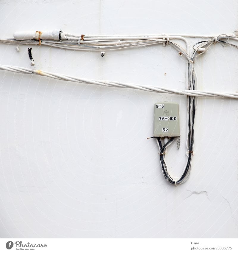 Grundversorgung | Seilschaft kabel stromkabel verteilerdose wand mauer befestigung mehradrig kabelschelle knick Versorgungsleitung kommunikation draht metall