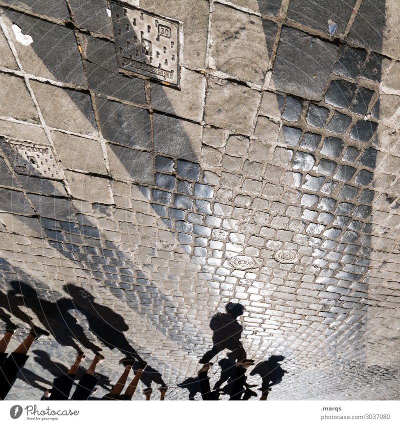 Beschattung Ausflug Städtereise Mensch Menschengruppe Zebrastreifen Kopfsteinpflaster gehen Spaziergang anonym Farbfoto Außenaufnahme abstrakt