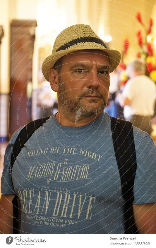 Tourist in Havanna maskulin Mann Erwachsene Vater 1 Mensch 45-60 Jahre Mode T-Shirt Hut Bart Dreitagebart Vollbart beobachten gehen stehen sportlich bedrohlich