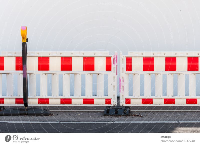 Baustelle Barriere Verkehr Straße rot weiß Sicherheit Farbfoto Außenaufnahme Menschenleer Textfreiraum oben Freisteller Hintergrund neutral
