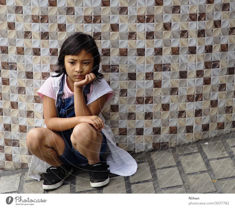 launenhaft Mensch Kind Mädchen 1 3-8 Jahre Kindheit Stoff Schuhe schwarzhaarig Beton Denken niedlich Wut blau braun rosa weiß Stimmung Enttäuschung Ärger