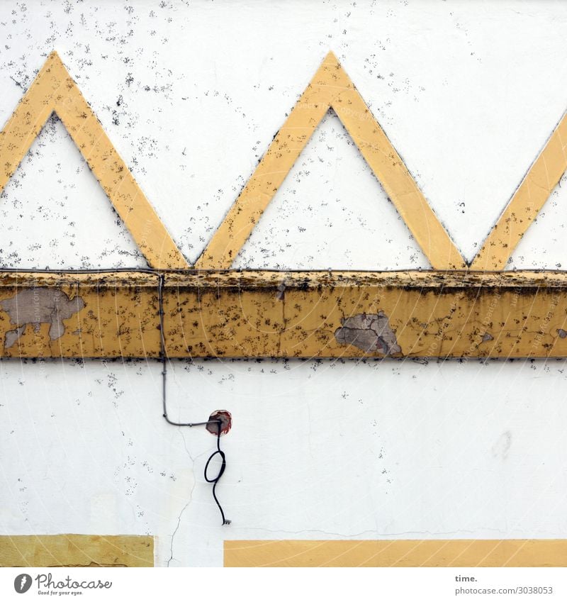 Kunst am Bau | nichts ist für immer (2) mauer kreativ wand linien streifen schräg trashig kabel deko verzierung alt historisch rost flecken kaputt unbrauchbar