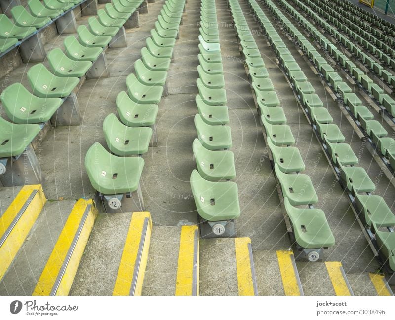 Sitzreihe 12 bis 10 Design Tribüne Stadion Treppe Betonboden Reihe Kunststoff authentisch lang viele grün gleich Ordnung Symmetrie nebeneinander hintereinander