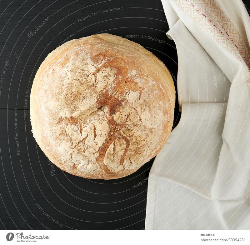 gebackenes rundes weißes Weizenbrot auf einem Textiltuch Brot Brötchen Ernährung Essen Frühstück Abendessen Tisch Küche Holz alt dunkel frisch natürlich braun