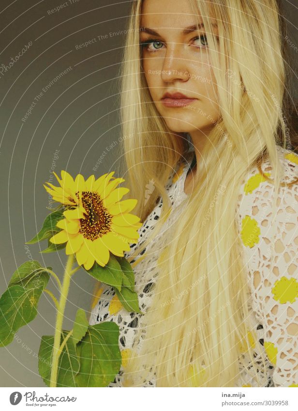 langhaarige blonde frau Mensch feminin Junge Frau Jugendliche Erwachsene 1 18-30 Jahre Umwelt Natur Sommer Pflanze Blume Blüte Sonnenblume Garten häkeln