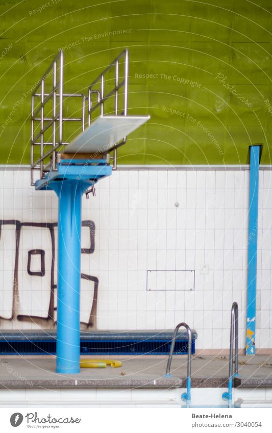 Vorsicht: Wasser ist abgelassen! Schwimmbad Wassersport Schwimmen & Baden Sportstätten Mauer Wand Sprungbrett Graffiti alt exotisch retro blau grün einzigartig