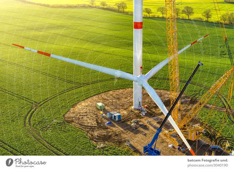 Windkraftanlage Stern Zug Windrad Errichtung Technik & Technologie Erneuerbare Energie Natur Landschaft Klima Klimawandel Feld nachhaltig positiv gelb grün rot