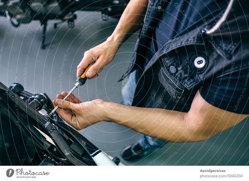Mechanische Reparatur von kundenspezifischen Motorrädern Lifestyle Stil Arbeit & Erwerbstätigkeit Mensch Mann Erwachsene Paar Hand Fahrzeug Motorrad Fluggerät