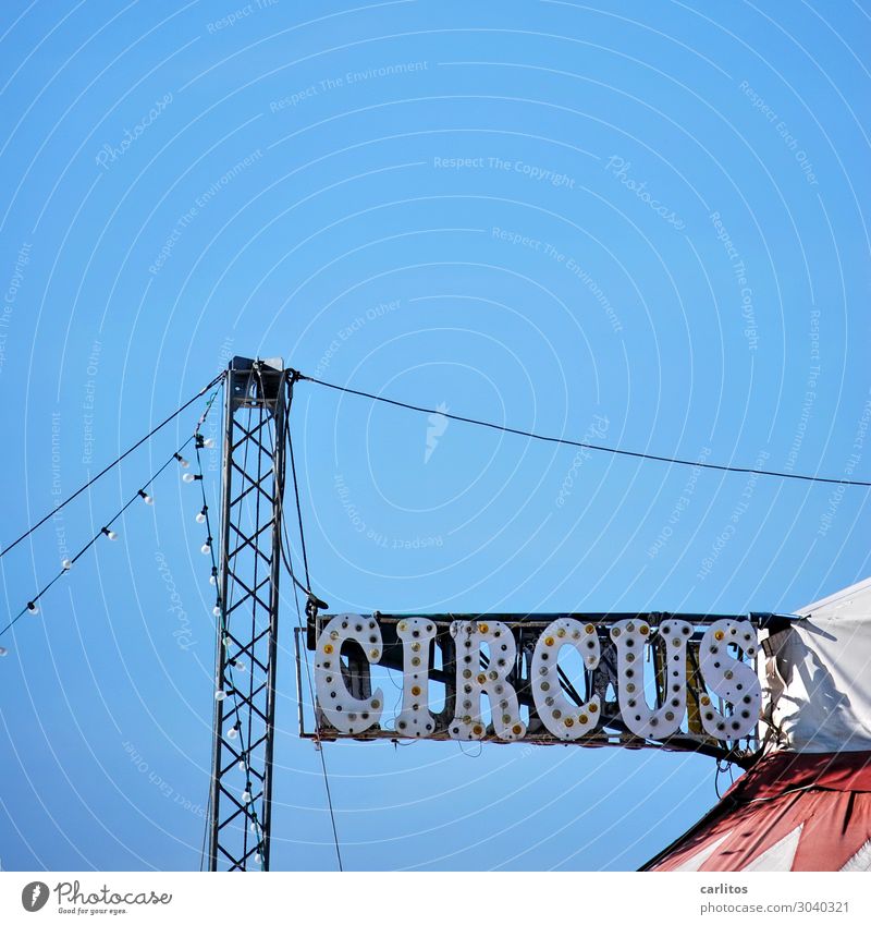 Gitterstruktur senkrecht Zirkus Werbung Hinweisschild Beleuchtung leuchten Zelt Konstruktion Freude Entertainment Freizeit & Hobby Manege Mast Pylon Himmel blau