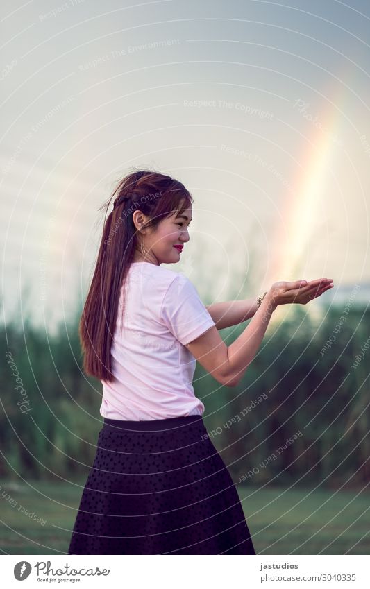 Mujigae Junge Frau Jugendliche Hand 1 Mensch 13-18 Jahre Umwelt Himmel Schönes Wetter Gras Zopf beobachten entdecken genießen stehen Regenbogen Farbfoto Tag