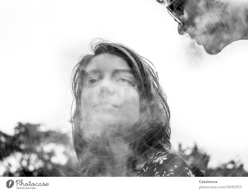 Qualmen um die Wette, rauchende Jugendliche Freude Rauchen Rauschmittel maskulin feminin 2 Mensch 18-30 Jahre Erwachsene Brille beobachten grau schwarz weiß