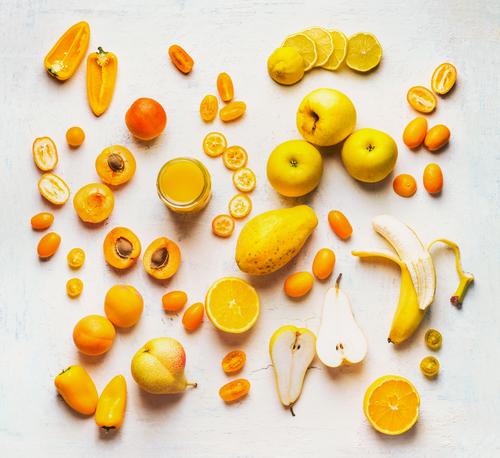 Gelbse und orangefarbenes Obst und Gemüse Lebensmittel Frucht Ernährung kaufen Stil Design Gesunde Ernährung trendy gelb Hintergrundbild flat lay Vitamin Farbe