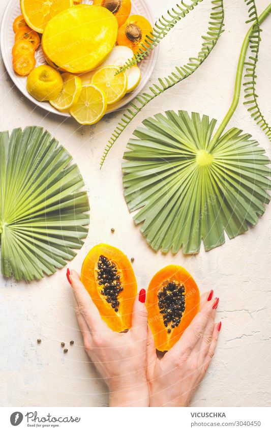 Hände halten die halbierte Papaya Lebensmittel Frucht Ernährung Frühstück Design exotisch Gesunde Ernährung Frau Erwachsene Hand trendy gelb Enzym Papain