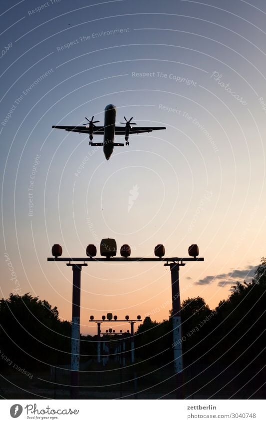 Das letzte Flugzeug Berlin Bewegungsunschärfe Kohlendioxid fliegen Luftverkehr fliegend Flughafen Flugplatz Froschperspektive Himmel Himmel (Jenseits) Landen