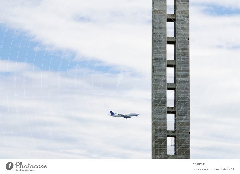 Kamel und Nadelöhr Flugzeug Jumbo Frankfurt am Main Turm Himmel Wolken blau hindurch gewagt Luftverkehr Ferien & Urlaub & Reisen fliegen hoch knapp eng Glück