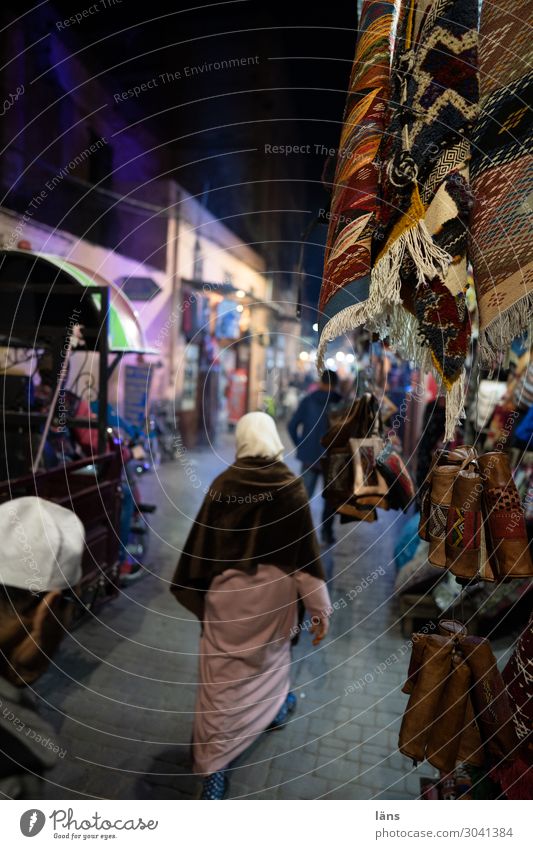 Marakesch l Nachtleben kaufen Mensch maskulin feminin Leben Menschenmenge Marrakesch Marokko Afrika Haus Verkehr Autofahren Fußgänger Wege & Pfade authentisch