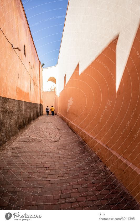 Medina in Marakesch Marrakesch Gasse Lichteinfall Wand Schatten Silhouette Umrisslinie Marokko