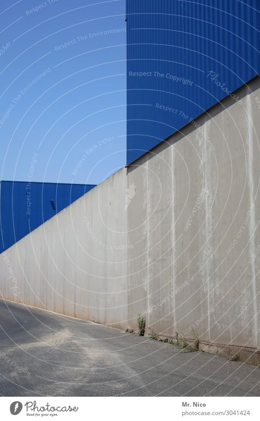 flache flächen Wolkenloser Himmel Industrieanlage Bauwerk Mauer Wand Fassade blau grau Wege & Pfade Beton Dreieck Lagerhalle Fabrikhalle Symmetrie Linie