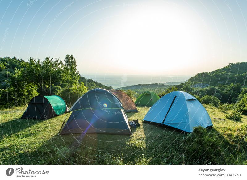 Viele Zelte im Berg. Sonnenscheinmorgen Lifestyle Freude Erholung Freizeit & Hobby Ferien & Urlaub & Reisen Tourismus Abenteuer Camping Sommer Berge u. Gebirge