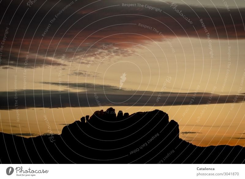 Silhouette einer Felsformation hebt sich ab vom Abendhimmel Berge u. Gebirge wandern Natur Landschaft Himmel Wolken Horizont Sonnenaufgang Sonnenuntergang Hügel
