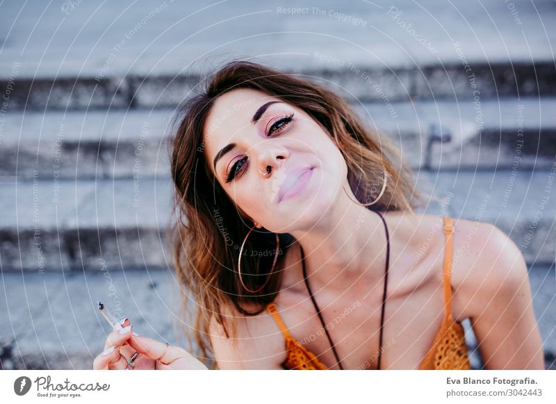 Schöne kaukasische Frau, die Zigarette raucht, urbaner Lebensstil. Lifestyle Stil Glück schön Freizeit & Hobby Freiheit Sommer feminin Junge Frau Jugendliche