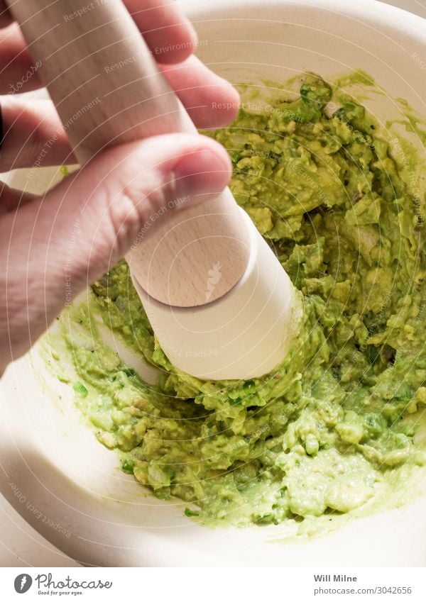 Herstellung von Guacamole Avocado Lebensmittel Gesunde Ernährung Speise Foodfotografie Mexikaner Mörser einschlagen rühren machen grün Werkzeug kochen & garen