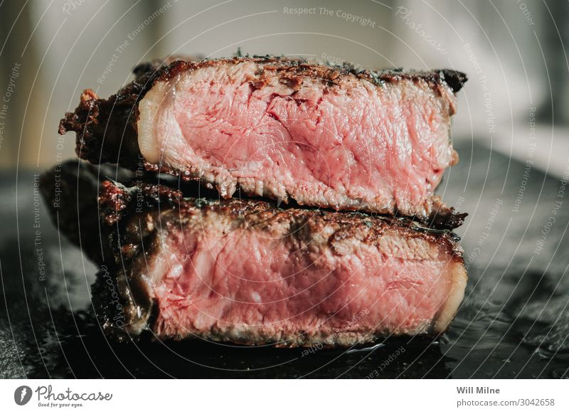 Ein frisch gegrilltes Steak in zwei Hälften geschnitten Lebensmittel Fleisch Ernährung Essen Abendessen Gesunde Ernährung Koch Grill saftig Food-Fotografie