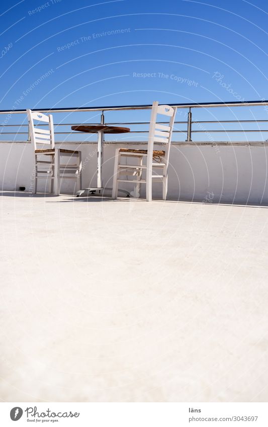 luftig l Dachterrasse Ferien & Urlaub & Reisen Tourismus Häusliches Leben Haus Möbel Stuhl Tisch Himmel Wolkenloser Himmel Mauer Wand Terrasse einfach blau weiß