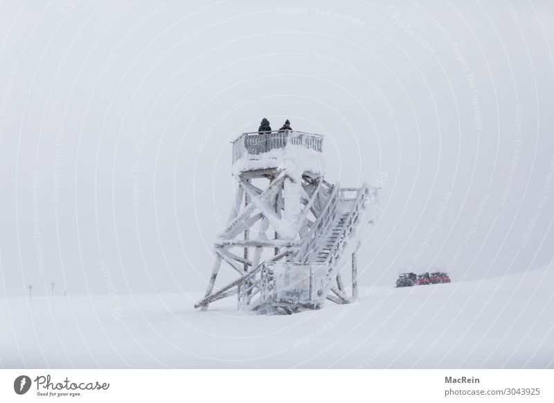 Aussichtsturm Frau Erwachsene Mann 2 Mensch 18-30 Jahre Jugendliche Landschaft Winter Eis Frost Schnee Schneefall Hügel Pullover Fell Hausschuhe Wanderschuhe
