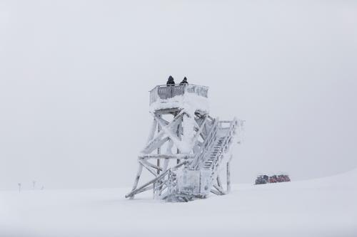 Aussichtsturm Frau Erwachsene Mann 2 Mensch 18-30 Jahre Jugendliche Landschaft Winter Eis Frost Schnee Schneefall Hügel Pullover Fell Hausschuhe Wanderschuhe