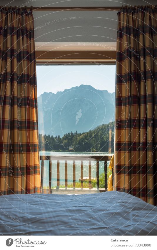 Zimmer mit Aussicht Landschaft Wasser Himmel Sommer Wald Berge u. Gebirge Seeufer Balkon Fenster Vorhang Bettdecke authentisch außergewöhnlich kuschlig nah nass