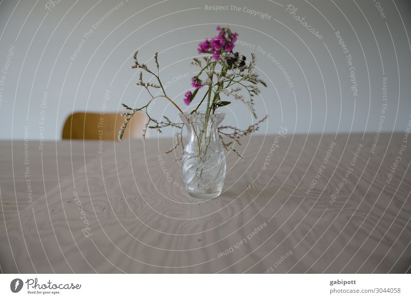 Glückwunsch Blume Fröhlichkeit trist Blumenvase Tisch Stuhl leer reduziert sparsam Farbfoto Gedeckte Farben Innenaufnahme Menschenleer Tag
