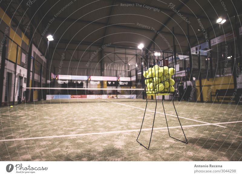 Paddel-Tennis-Korb auf dem Platz mit Bällen. Erholung Sport Gras Coolness dreckig Padel Gerichtsgebäude künstlich im Innenbereich Objektfotografie Licht