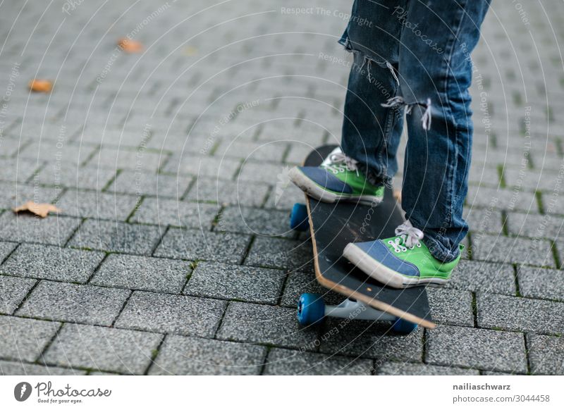 Junge auf skateboard Lifestyle Freude Freizeit & Hobby Skateboard Skateboarding Ferien & Urlaub & Reisen Abenteuer Sommer Sport Sportler Sportveranstaltung