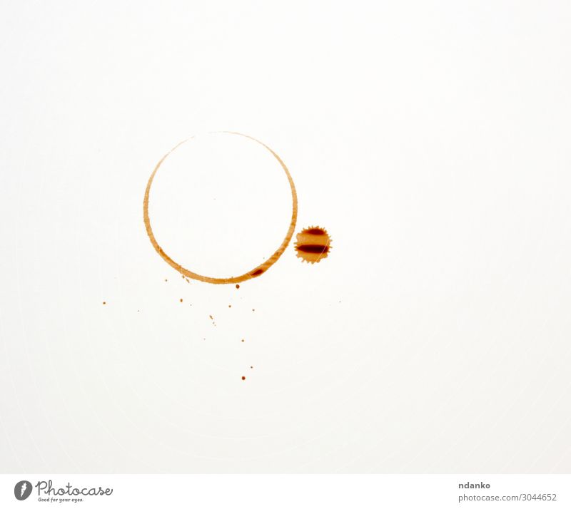 runder Aufdruck einer Kaffeetasse Frühstück Getränk Espresso Tisch Erde Papier Tropfen dreckig nass braun schwarz weiß Unfall aromatisch Hintergrund Café
