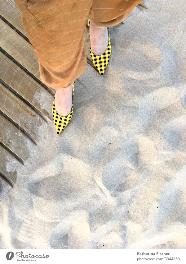 gelbschwarz karierte Slingpumps am Sandstrand Beine Fuß Frühling Sommer stehen braun Holzweg Strand Damenschuhe Mode Hose Natur modern trendy Stil Farbfoto
