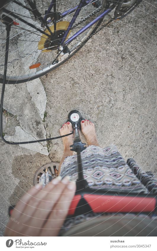 fahrrad aufpumpen Rad Fahrrad Speichen Schlauch Luft Luftpumpe messen Hand Finger Beine Füße weiblich Barfuß Druck Anzeige Luftdruck Frau Fahrradkette