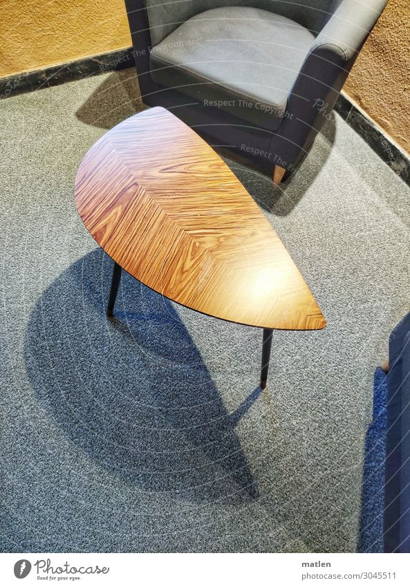 Tischlerei Menschenleer braun grau Sessel rund Teppich Tischplatte Tischbein Linoleum Farbfoto Gedeckte Farben Innenaufnahme Nahaufnahme Detailaufnahme