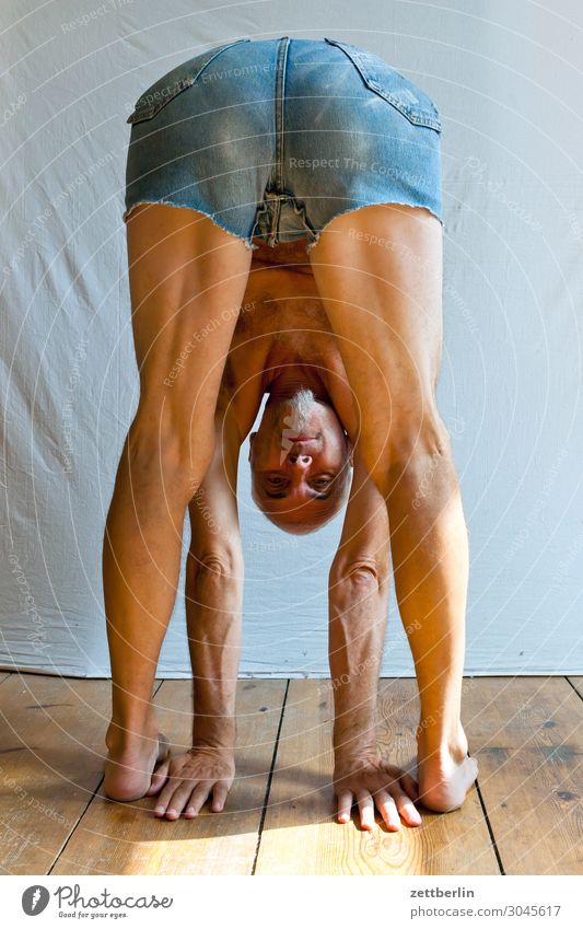 Auf dem Kopf stehen beweglich anpassungsfähig Turnen Mann Mensch Sport Versuch beugen Biegung Kopfstand Binde- und Stützgewebe Yoga kopfüber Gesicht Porträt