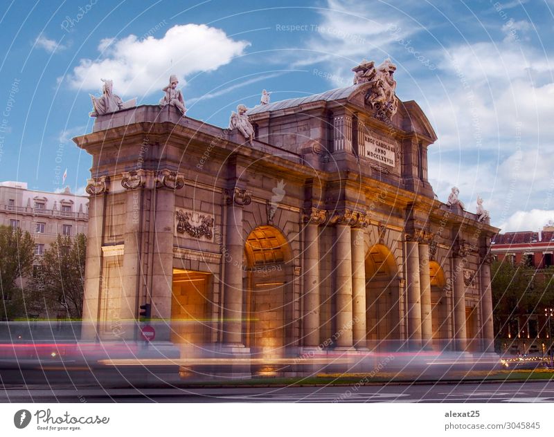 Alcala-Tor in Madrid Ferien & Urlaub & Reisen Tourismus Stadt Hauptstadt Architektur Denkmal Abenteuer Spanien Europa Tag Farbfoto Textfreiraum oben