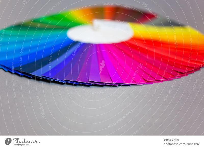 Farbkreis mit Violett im Vordergrund mehrfarbig Druck Druckerei Schriftstück Fächer Farbe Farbstoff Farbkarte Farbskala Farbbrillianz Farbwert Farbenspiel