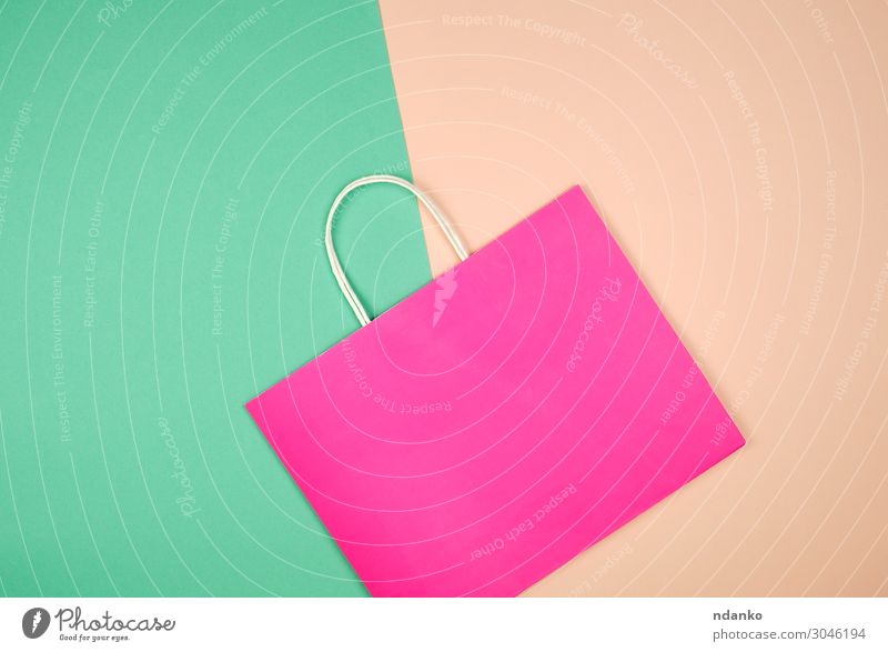 leere rosa Papiertragetasche mit Henkel Lifestyle kaufen Stil Design Business Container Mode Verpackung Paket modern neu grün Farbe Hintergrund Tasche blanko