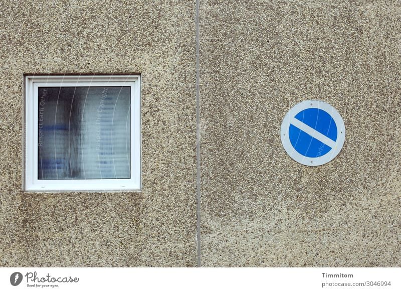 Sanft erblasst Dänemark Haus Mauer Wand Fenster Beton Glas Schilder & Markierungen Parkverbot warten alt blau grau Gefühle verblasst bleich Mattigkeit Farbfoto